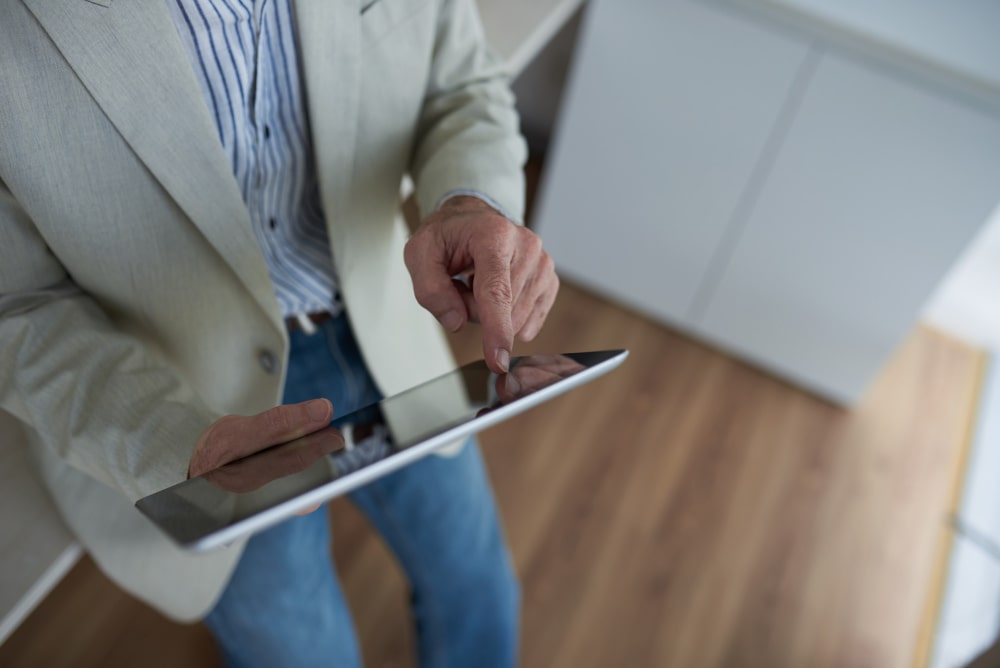 Homme utilisant une tablette numérique.