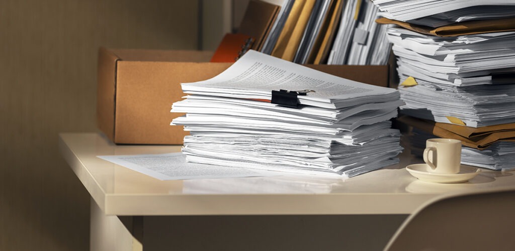 still life documents stack le carnet logement